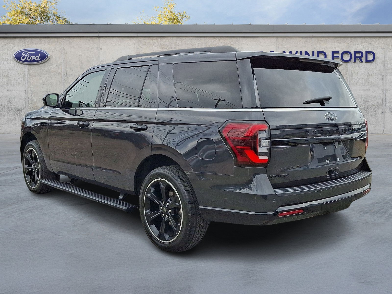 Used 2022 Ford Expedition Limited image 4