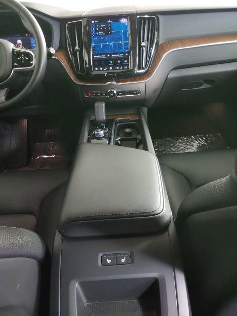 Used 2023 Volvo XC60 B5 Plus image 23