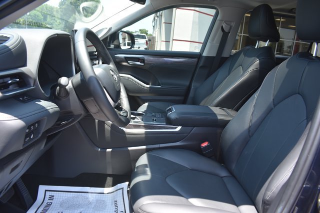 Used 2025 Toyota Highlander Limited FWD image 15