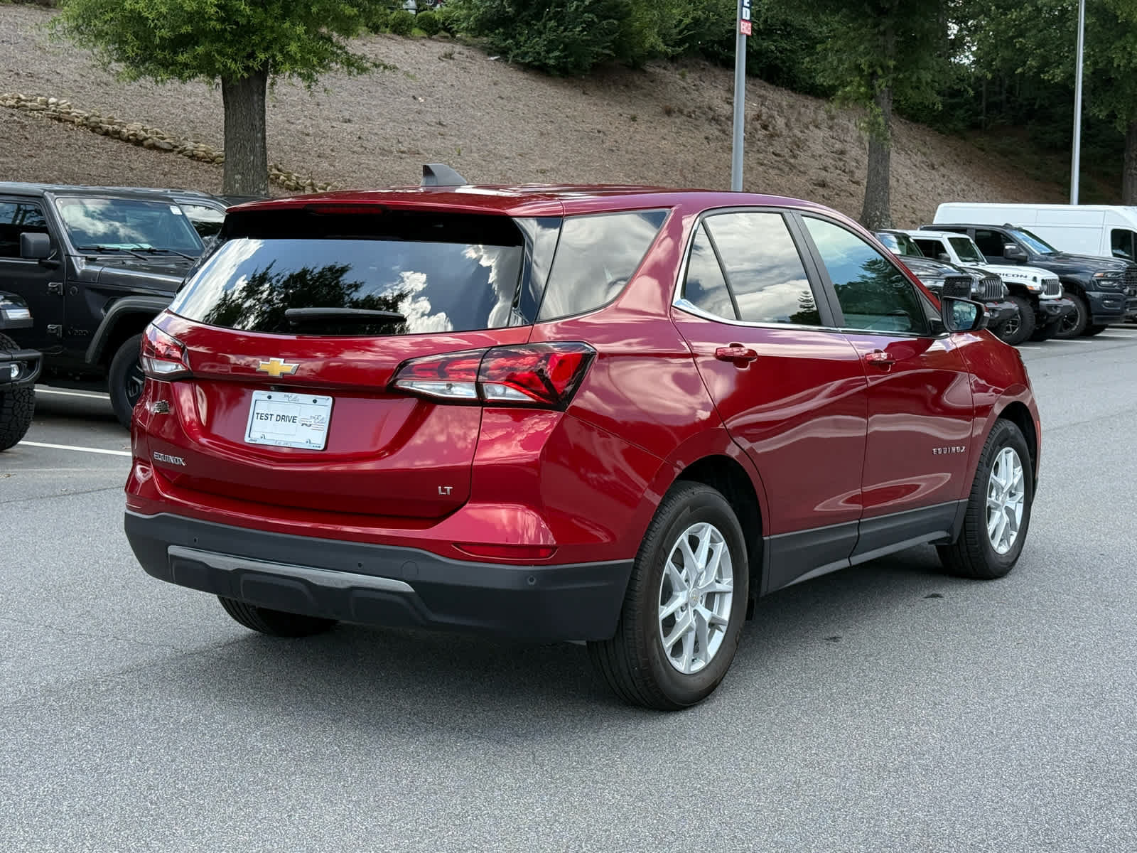 Used 2024 Chevrolet Equinox LT FWD image 5