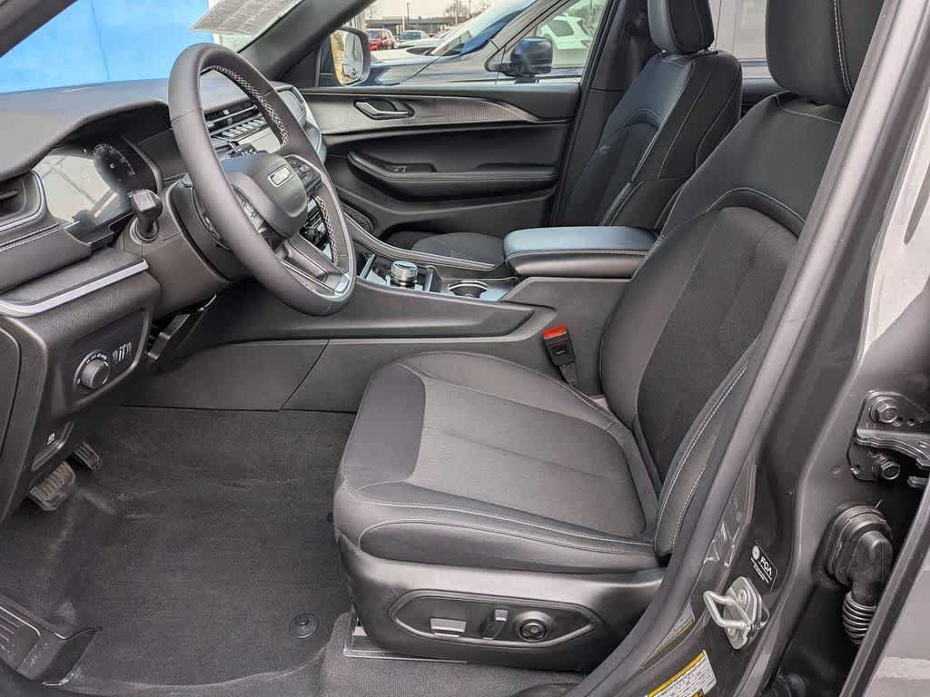 Certified 2025 Jeep Grand Cherokee Laredo X w/ Luxury Tech Group I AWD/4WD image 15