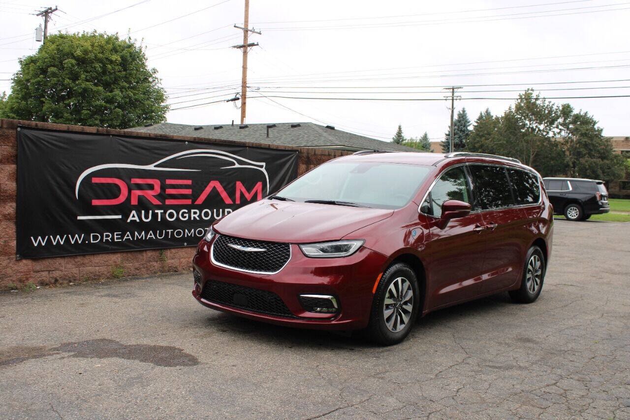 Used 2021 Chrysler Pacifica Touring-L FWD image 1