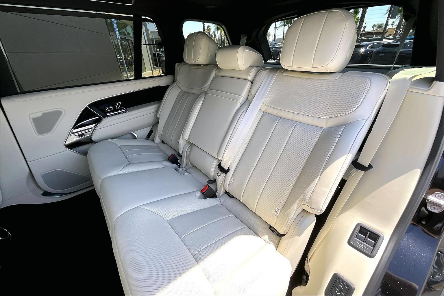 New 2026 Land Rover Range Rover Long Wheelbase SE AWD/4WD image 10