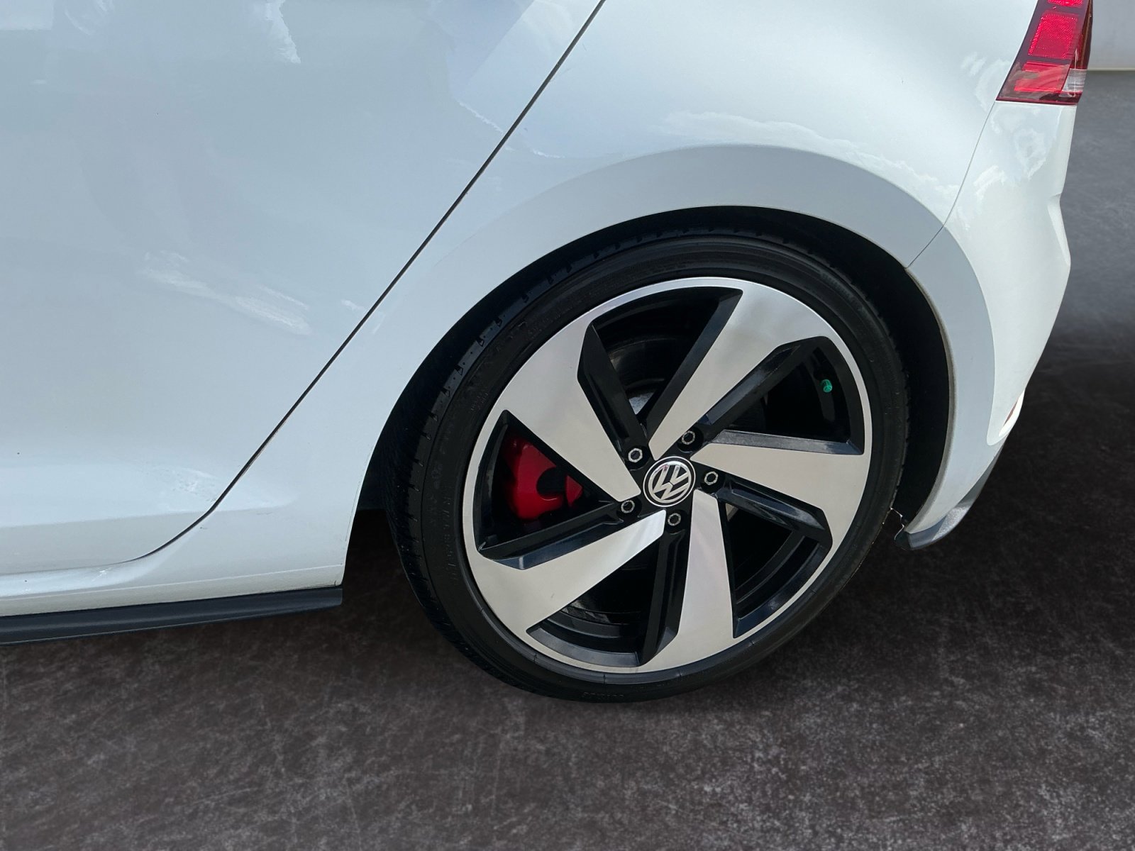 Used 2019 Volkswagen GTI SE w/ SE Experience Package FWD image 9
