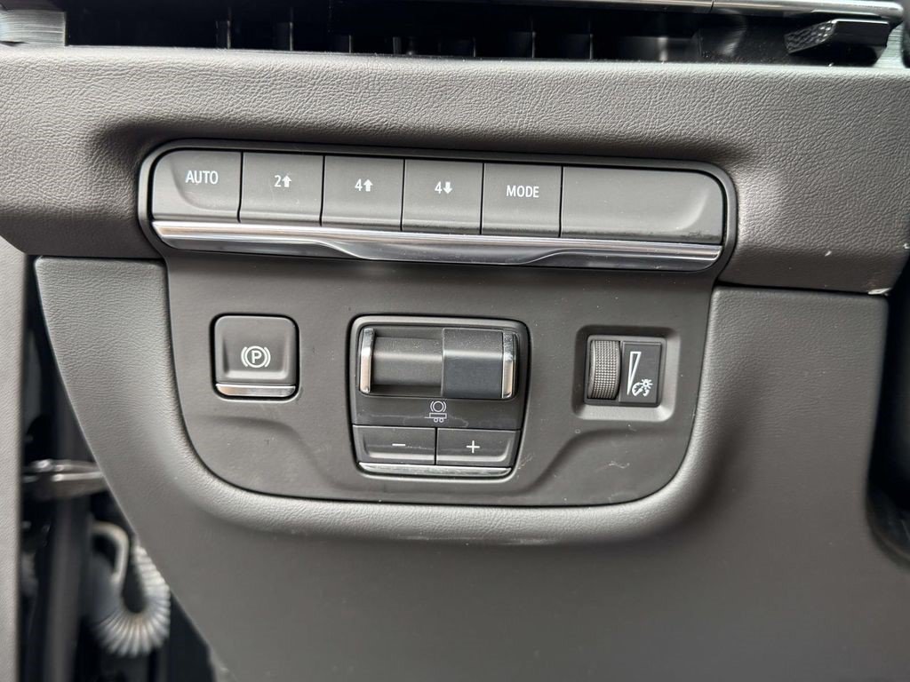 Certified 2025 Cadillac Escalade ESV Premium Luxury AWD/4WD image 9