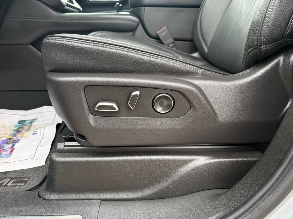 Used 2025 GMC Yukon XL Denali image 29