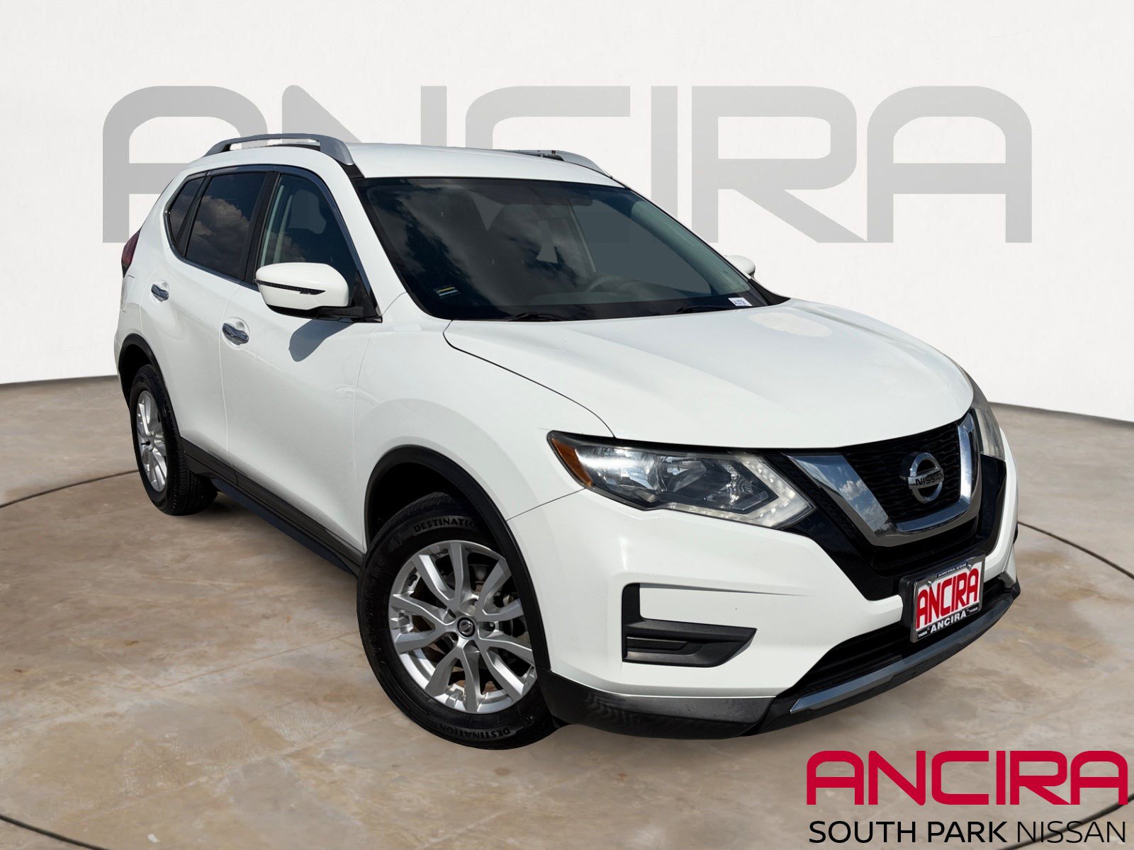Used 2017 Nissan Rogue SV FWD image 1