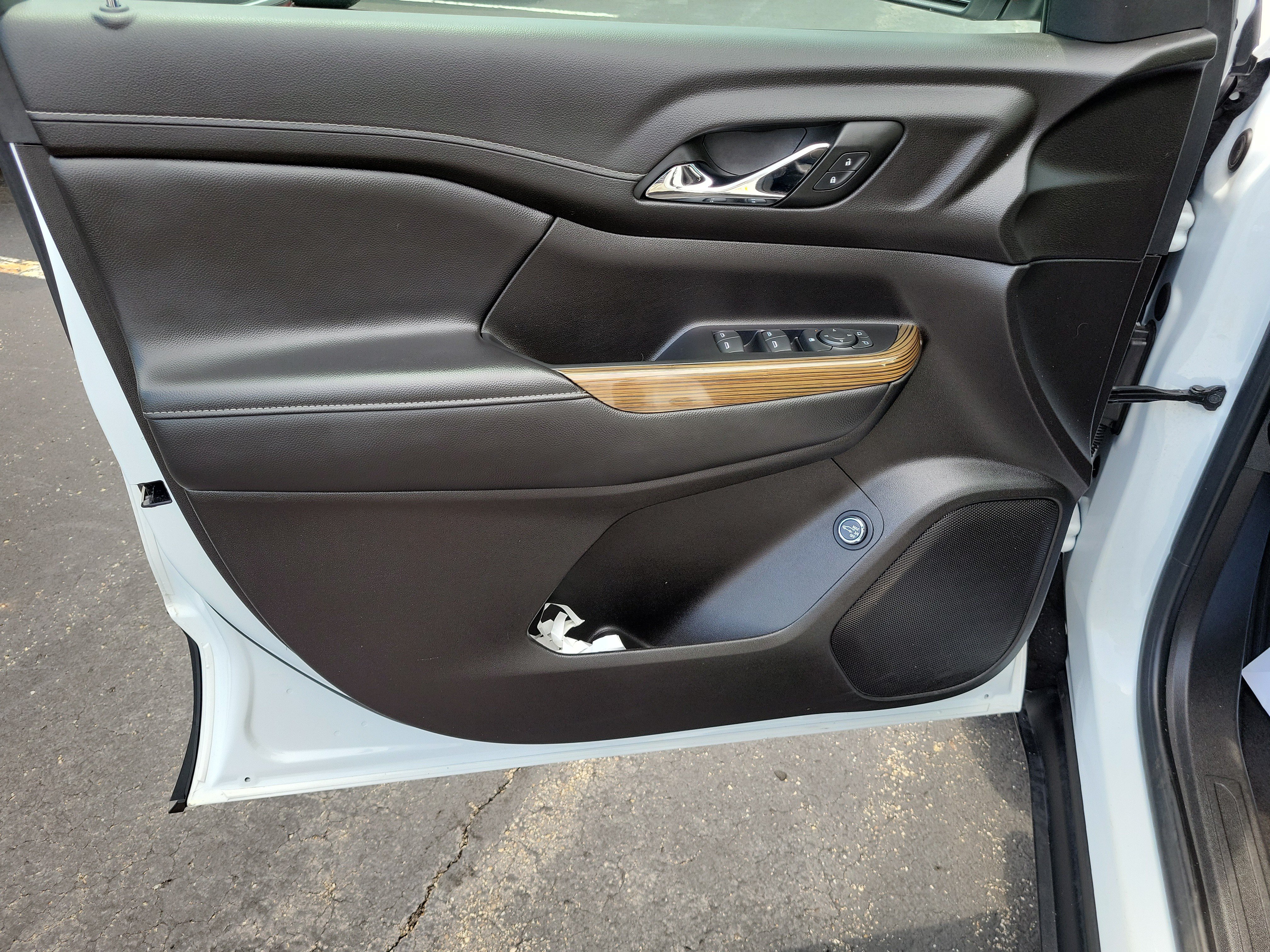 Used 2023 GMC Acadia SLE w/ Driver Convenience Package FWD image 18