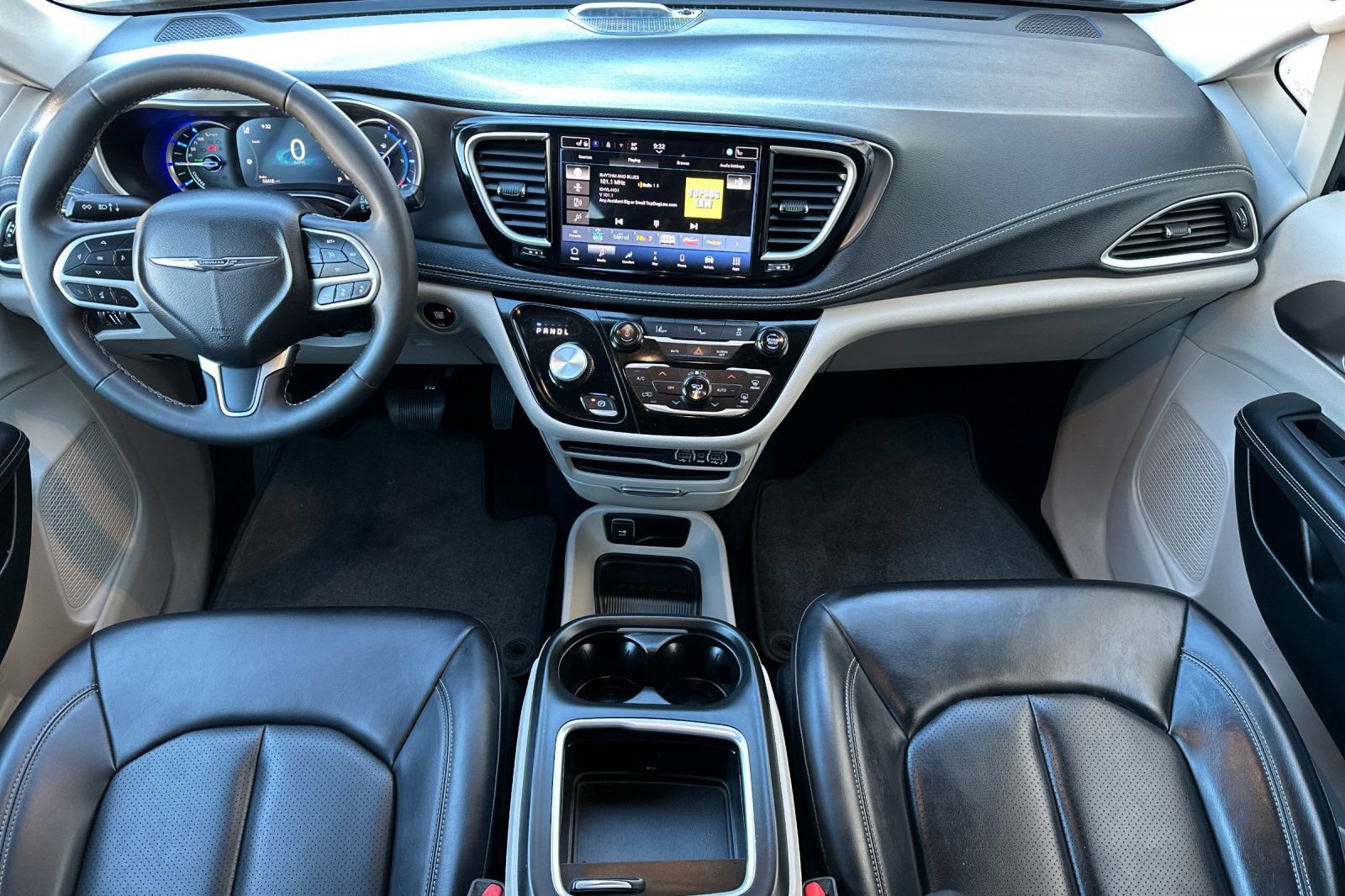 Used 2024 Chrysler Pacifica Limited FWD image 16