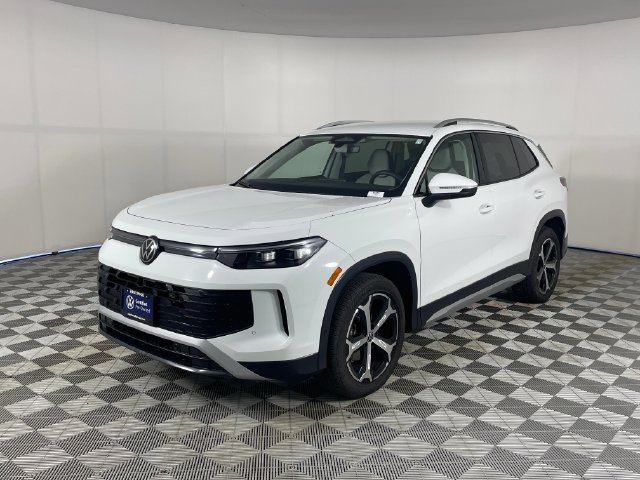 Used 2025 Volkswagen Tiguan SE FWD image 1