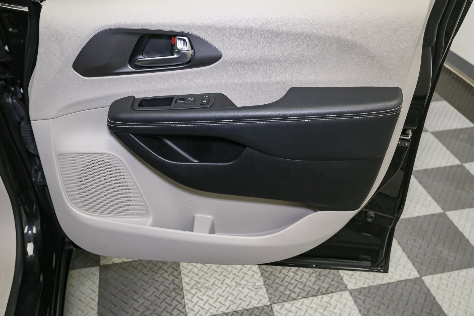 Used 2024 Chrysler Pacifica Touring-L image 18