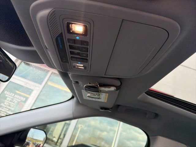 Used 2022 Ford Explorer XLT w/ Equipment Group 202A image 5