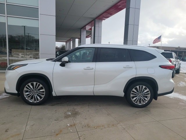Used 2023 Toyota Highlander Platinum image 4