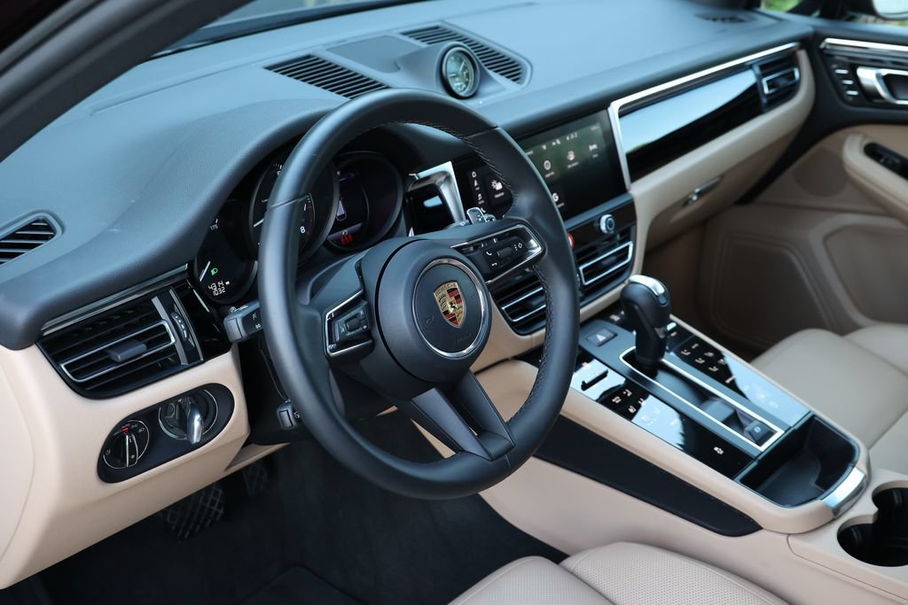 Certified 2026 Porsche Macan AWD/4WD image 4