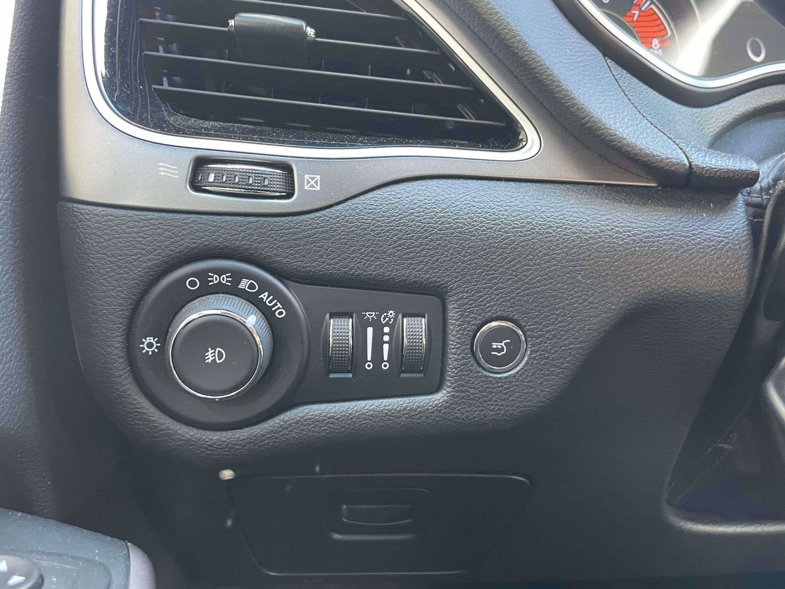 Used 2019 Jeep Cherokee Limited AWD/4WD image 17