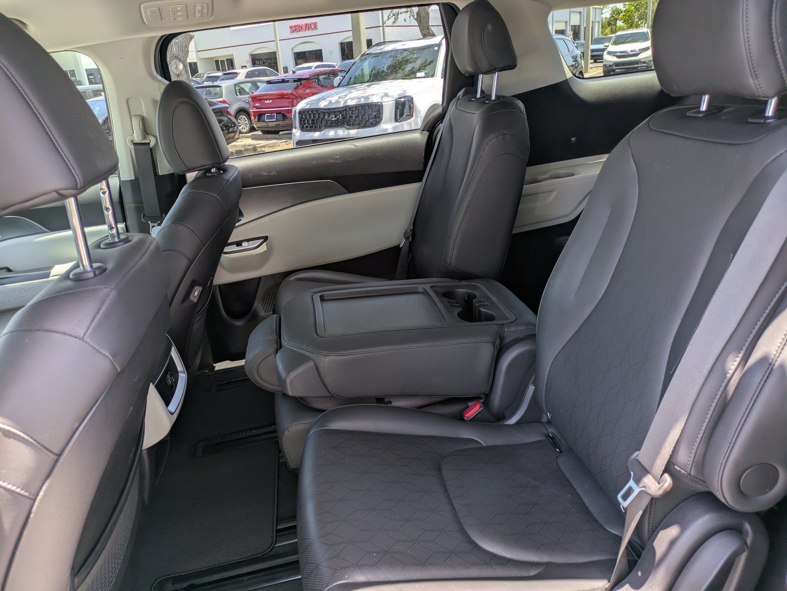 Certified 2022 Kia Carnival LX FWD image 11