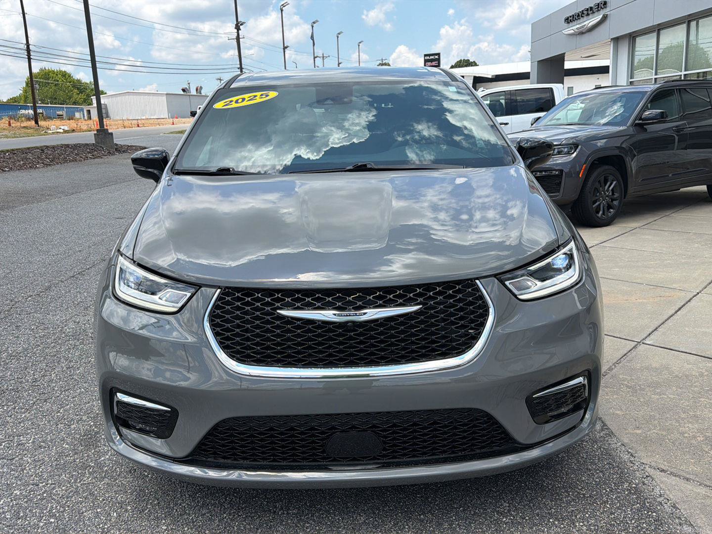 Certified 2025 Chrysler Pacifica Select FWD image 2