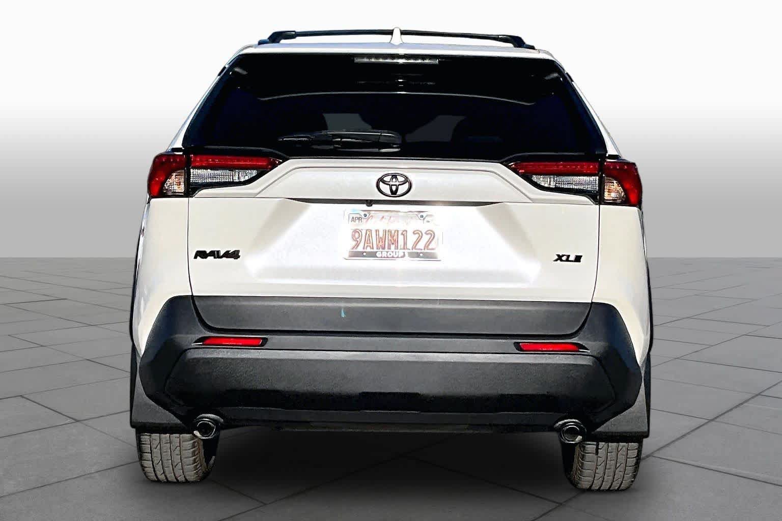Used 2022 Toyota RAV4 XLE Premium FWD image 4