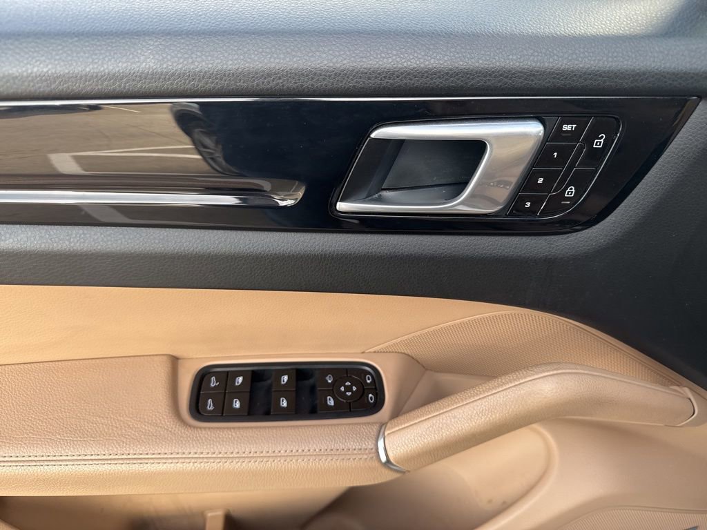 Used 2020 Porsche Cayenne image 12