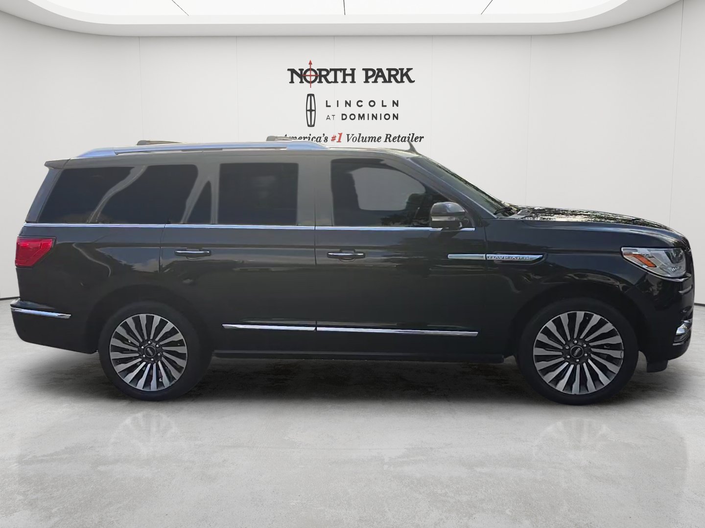 Used 2021 Lincoln Navigator Reserve w/ Luxury Package RWD image 6
