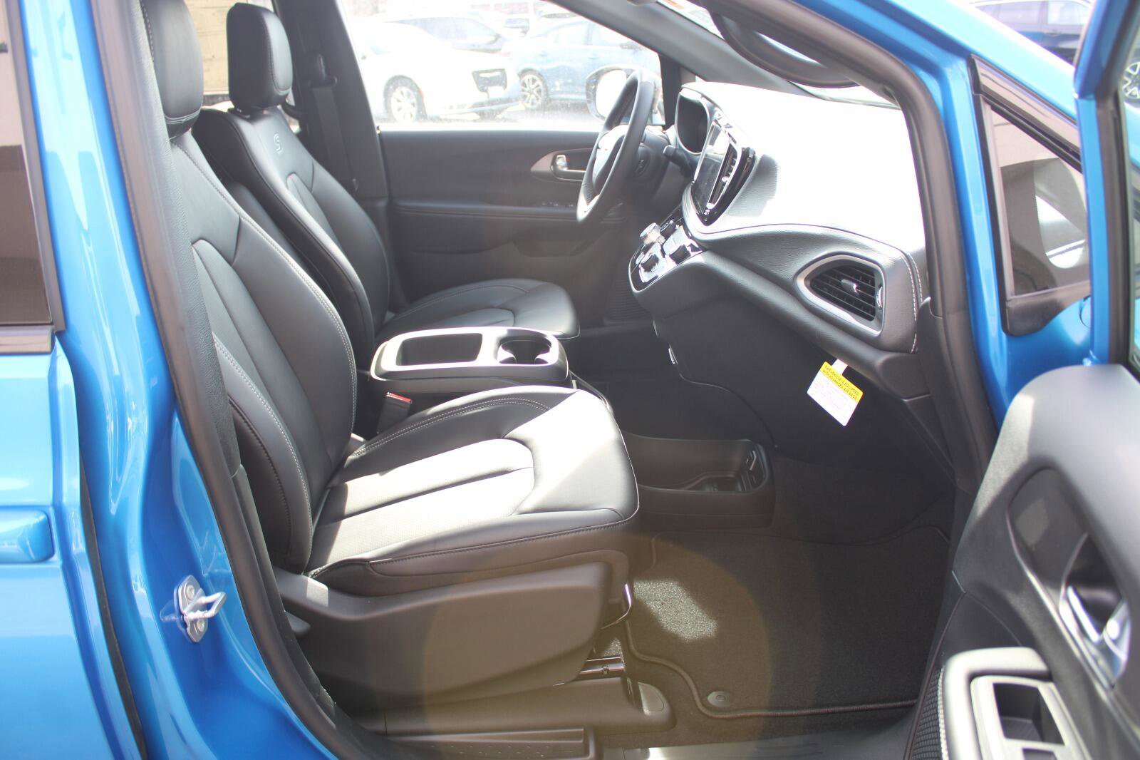 New 2026 Chrysler Pacifica Select w/ S Appearance Package image 23