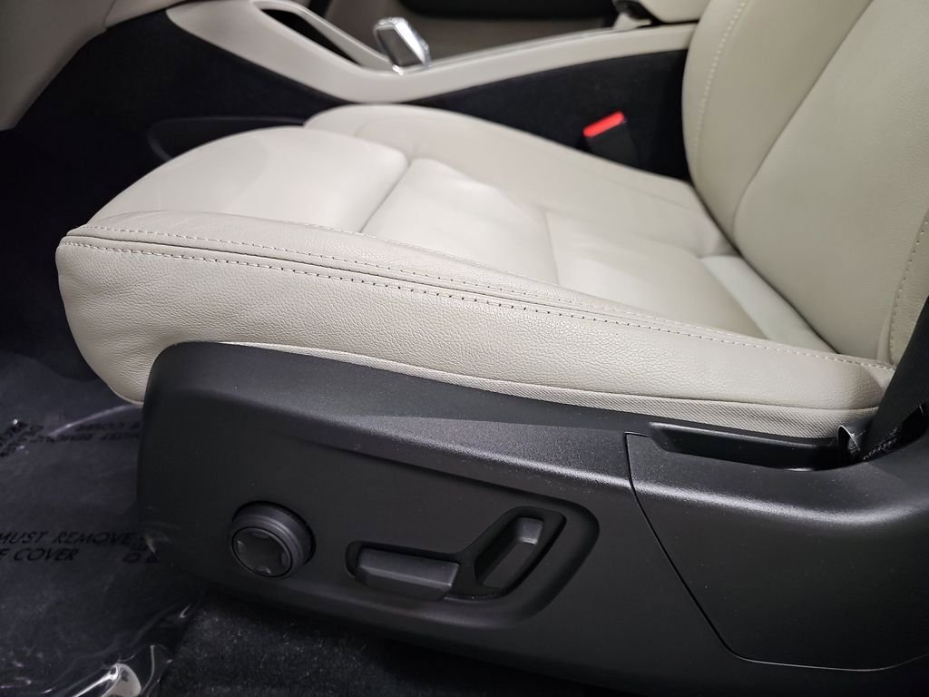 Used 2023 Volvo XC40 B5 Plus w/ Protection Package Premier image 32