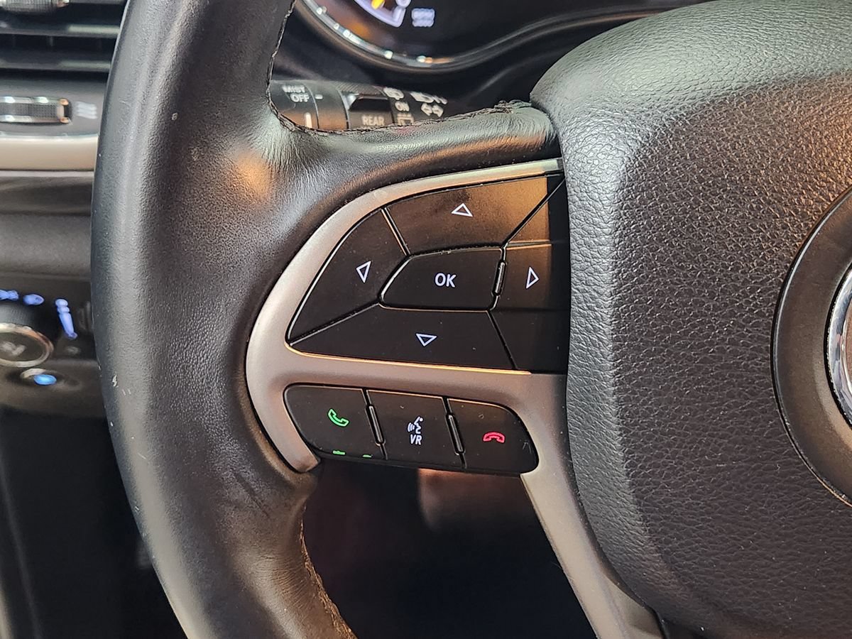 Used 2019 Jeep Grand Cherokee Laredo RWD image 46