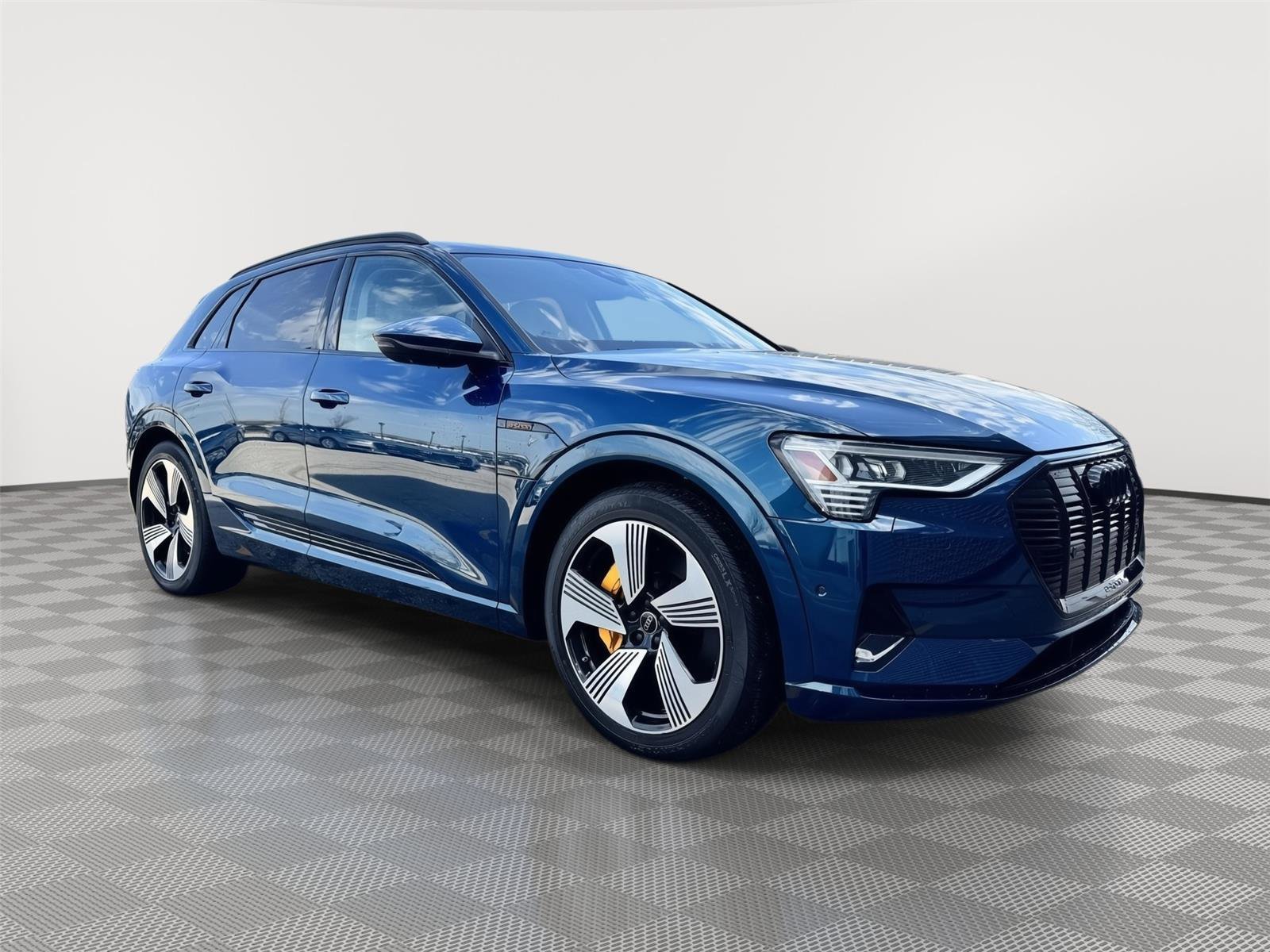 Used 2022 Audi e-tron Premium Plus w/ Premium Plus Package image 3