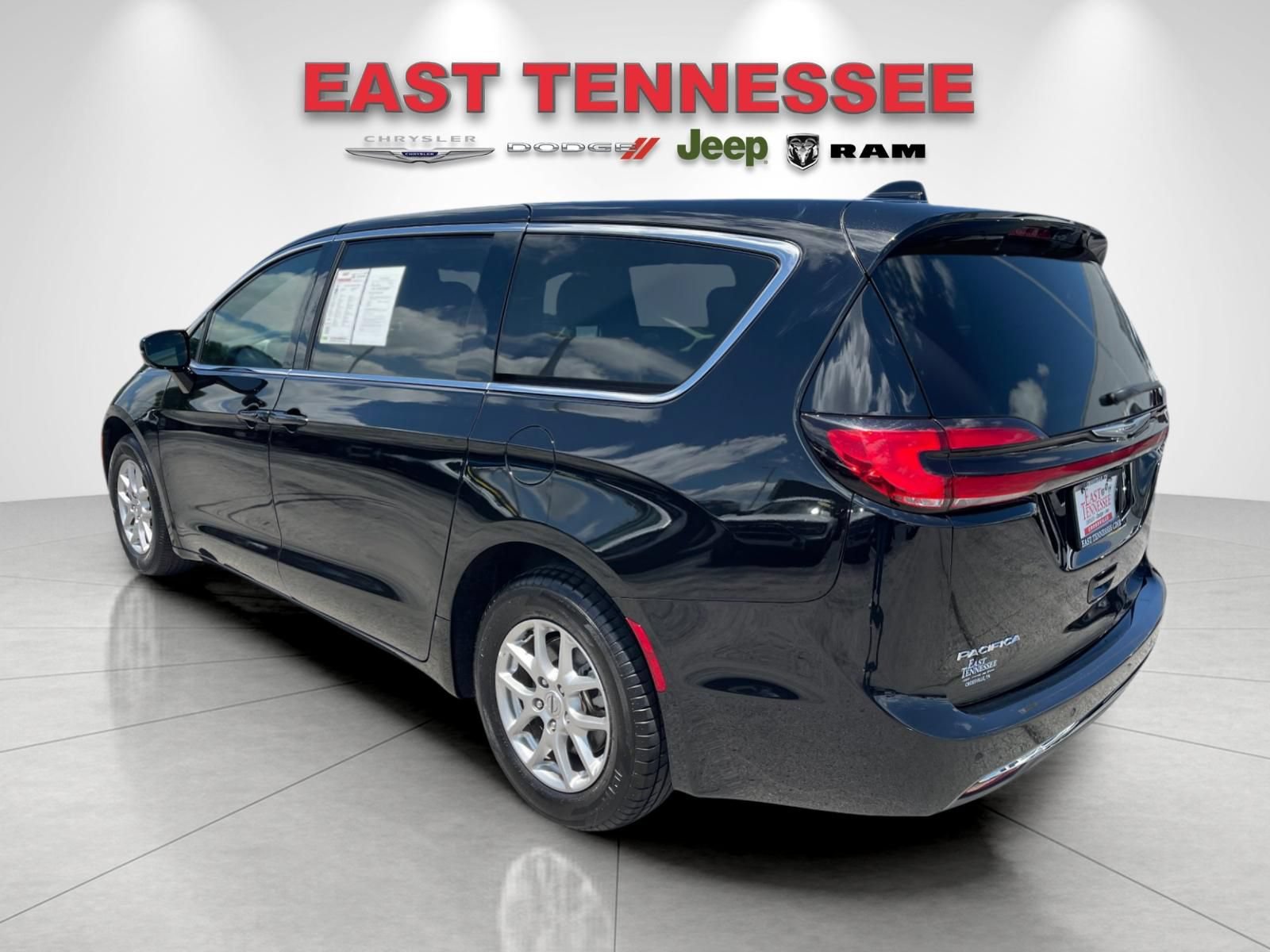 Used 2025 Chrysler Pacifica Select FWD image 5