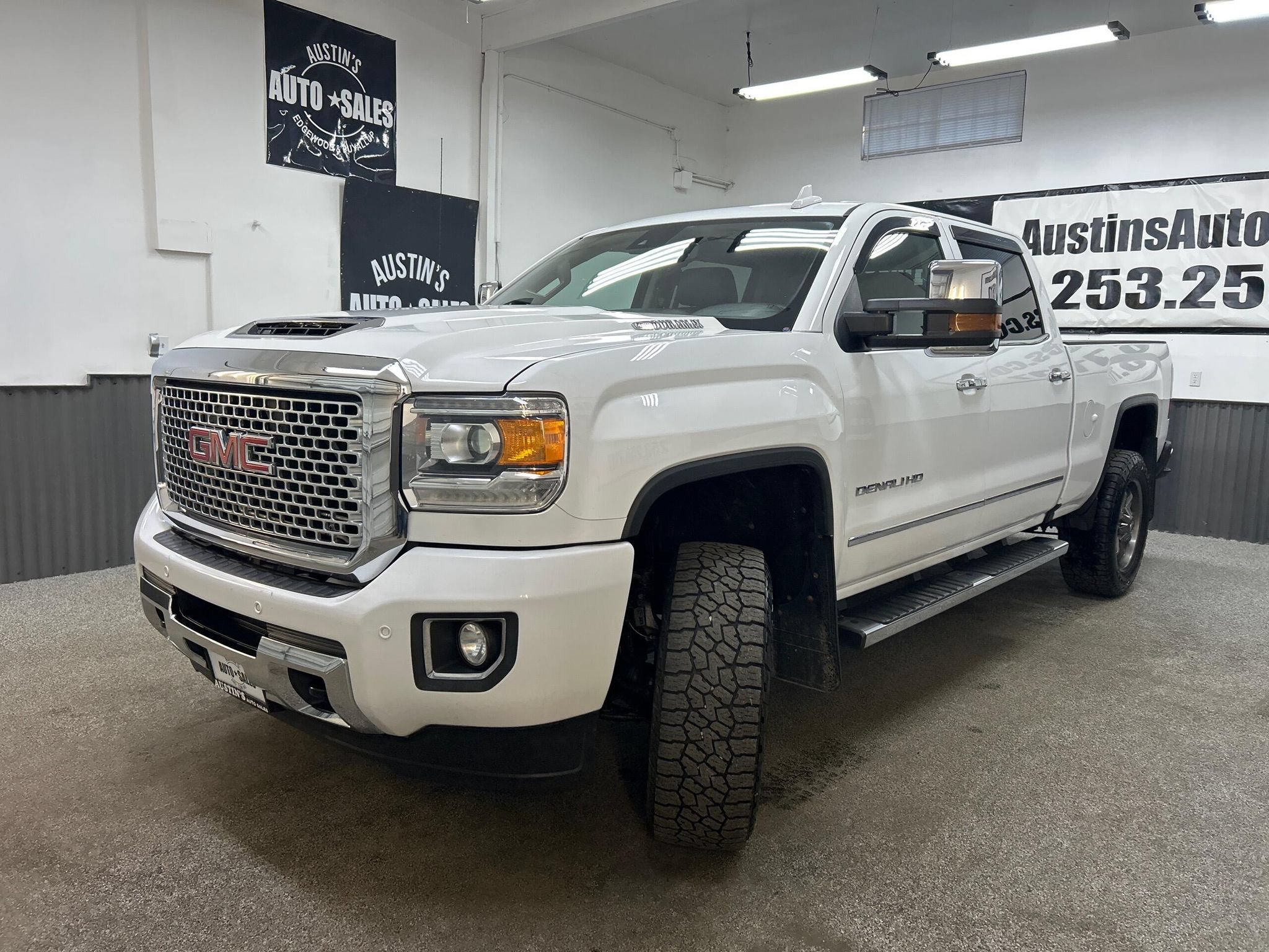 Used 2017 GMC Sierra 3500 Denali w/ Suspension Package, Off-Road AWD/4WD image 3
