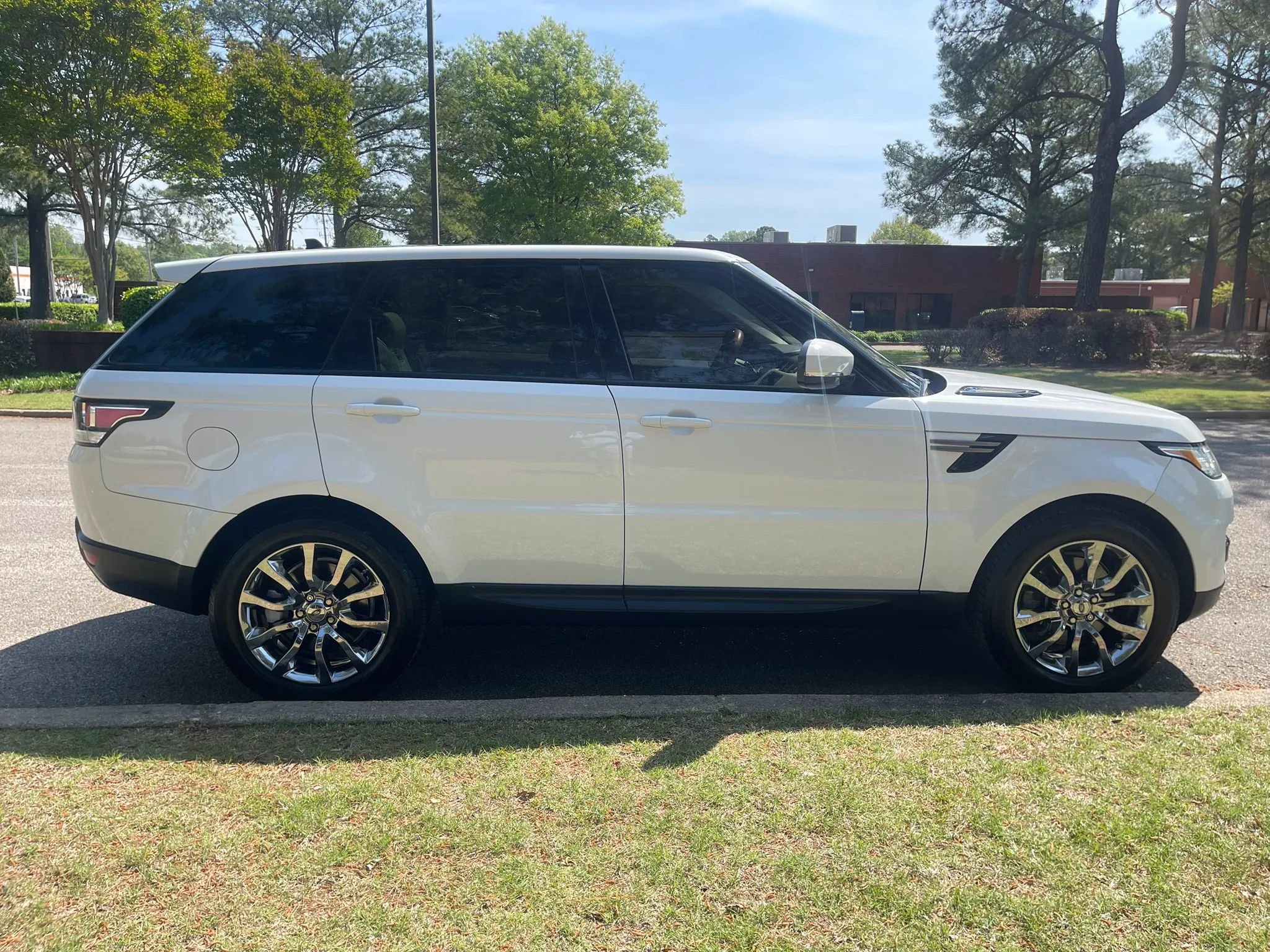 Used 2016 Land Rover Range Rover Sport SE image 6