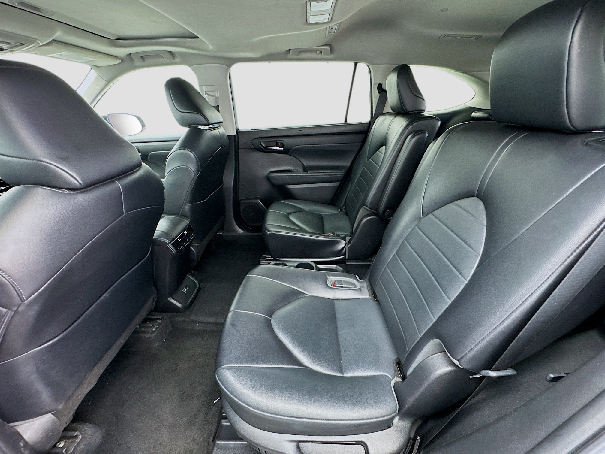 Used 2022 Toyota Highlander XLE FWD image 16