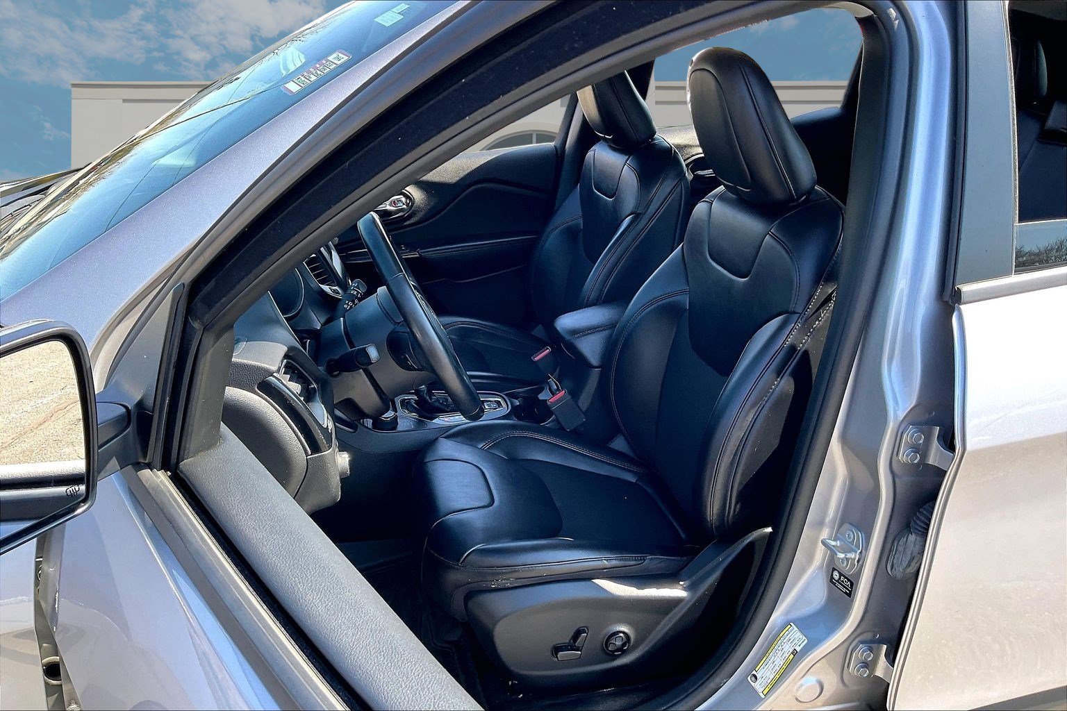 Used 2021 Jeep Cherokee Latitude Plus image 21