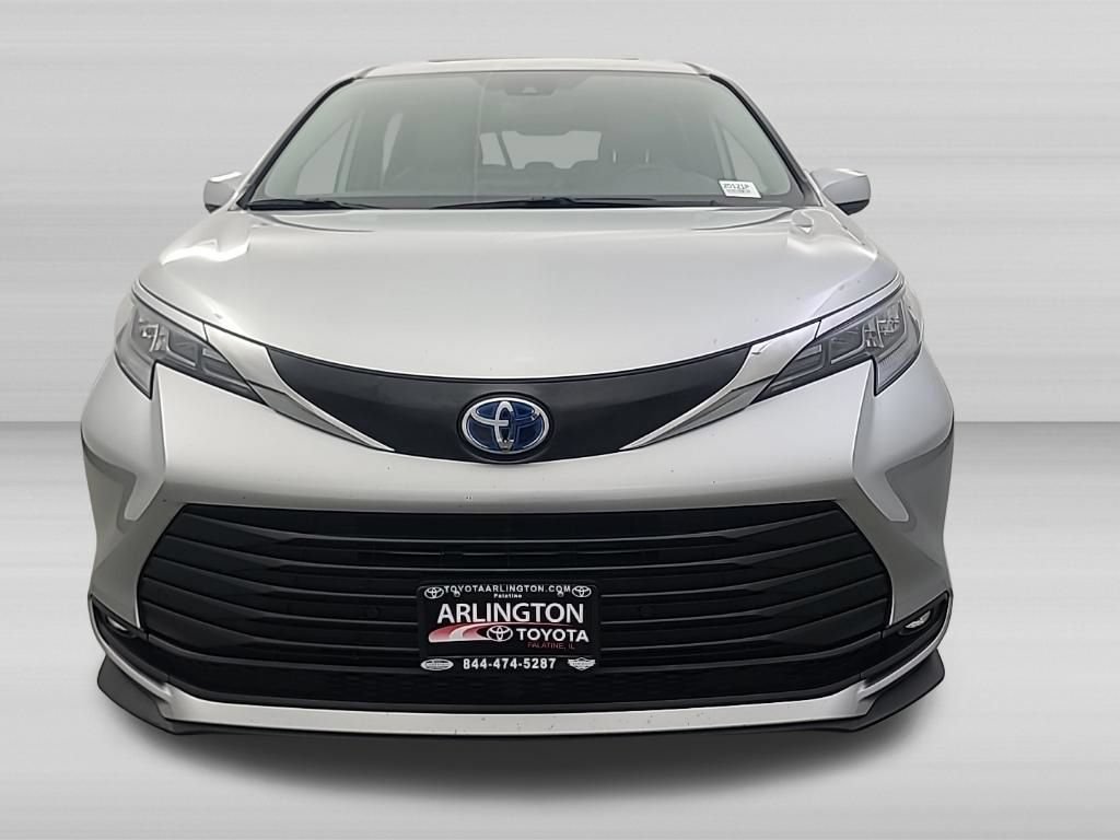 Used 2025 Toyota Sienna XLE FWD image 9
