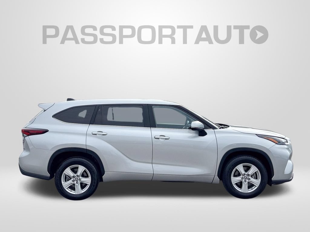 Used 2025 Toyota Highlander LE FWD image 9