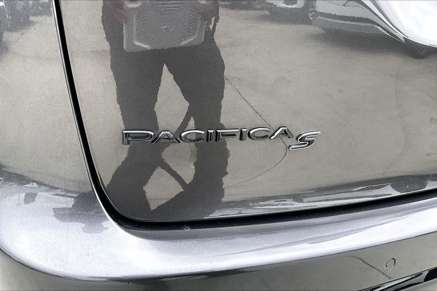 Used 2018 Chrysler Pacifica Limited w/ S Appearance Package FWD image 9