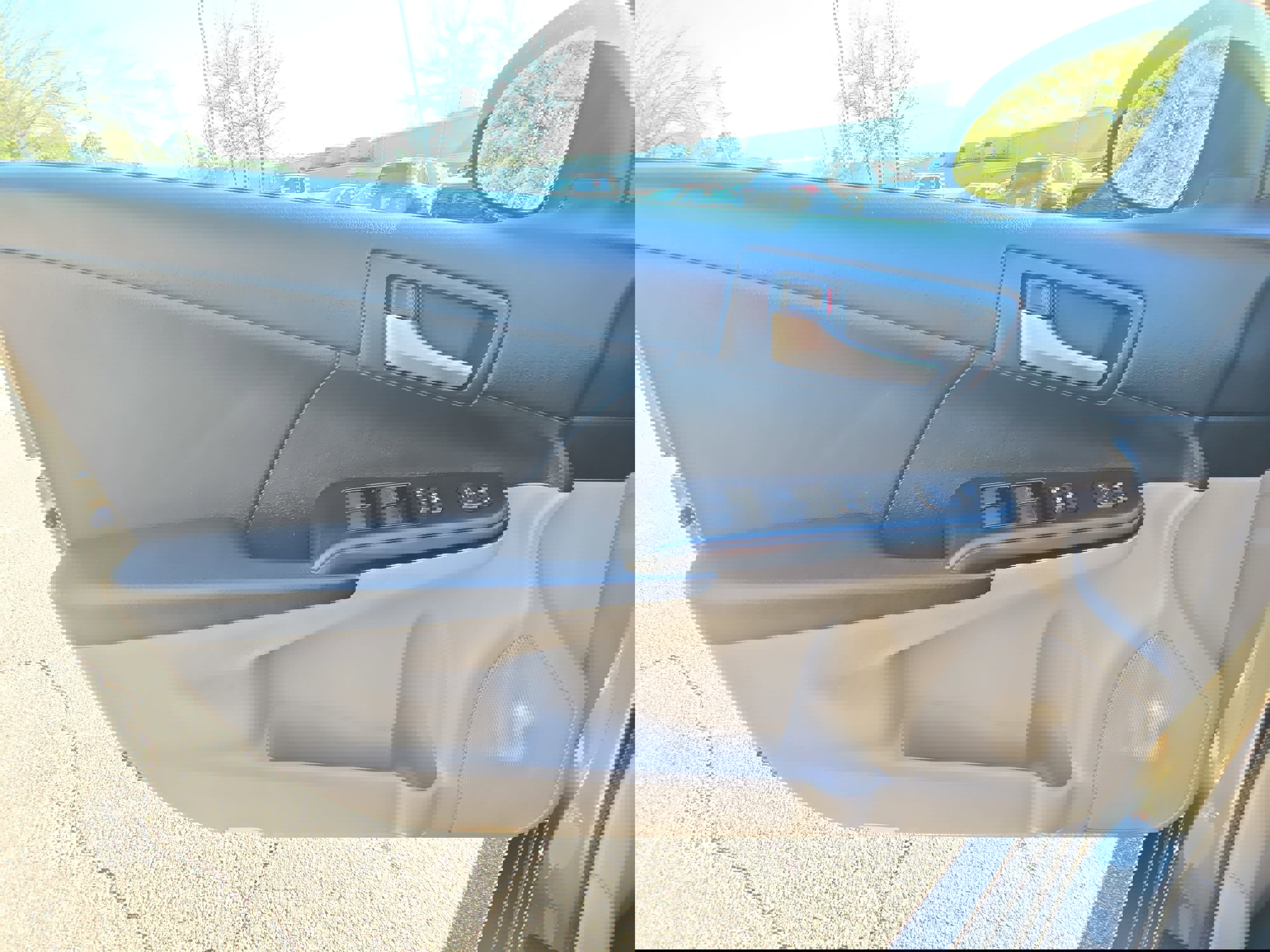 Used 2014 Toyota Camry L image 24