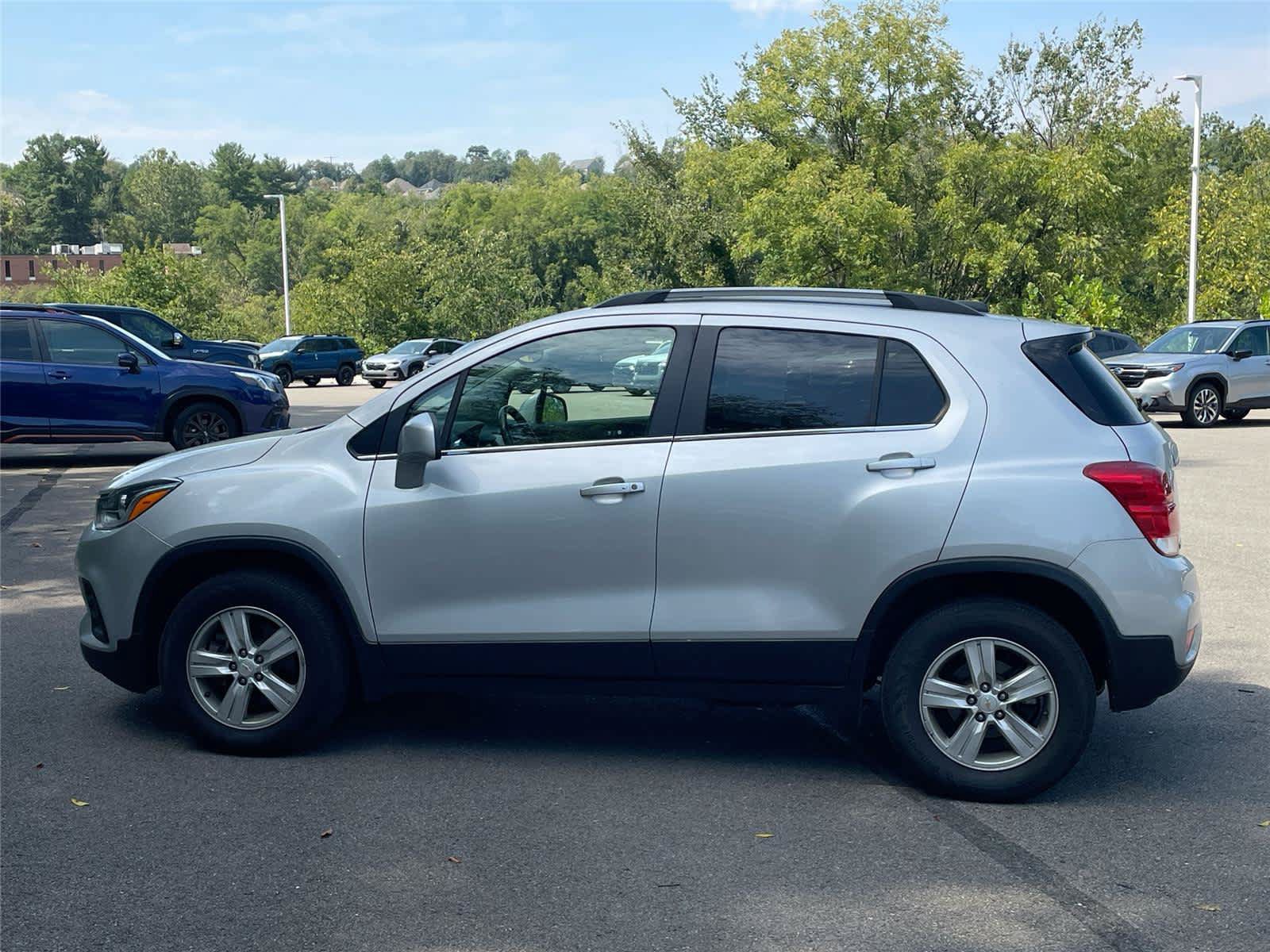 Used 2020 Chevrolet Trax LT w/ Sun & Sound Package AWD/4WD image 2