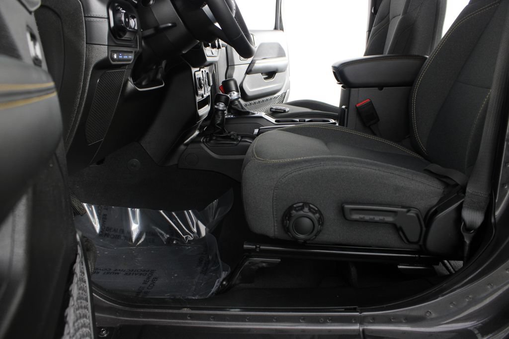 Used 2025 Jeep Wrangler Unlimited Sahara AWD/4WD image 15