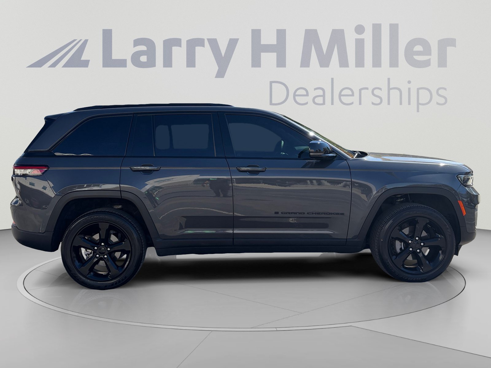 Used 2025 Jeep Grand Cherokee Altitude AWD/4WD image 6