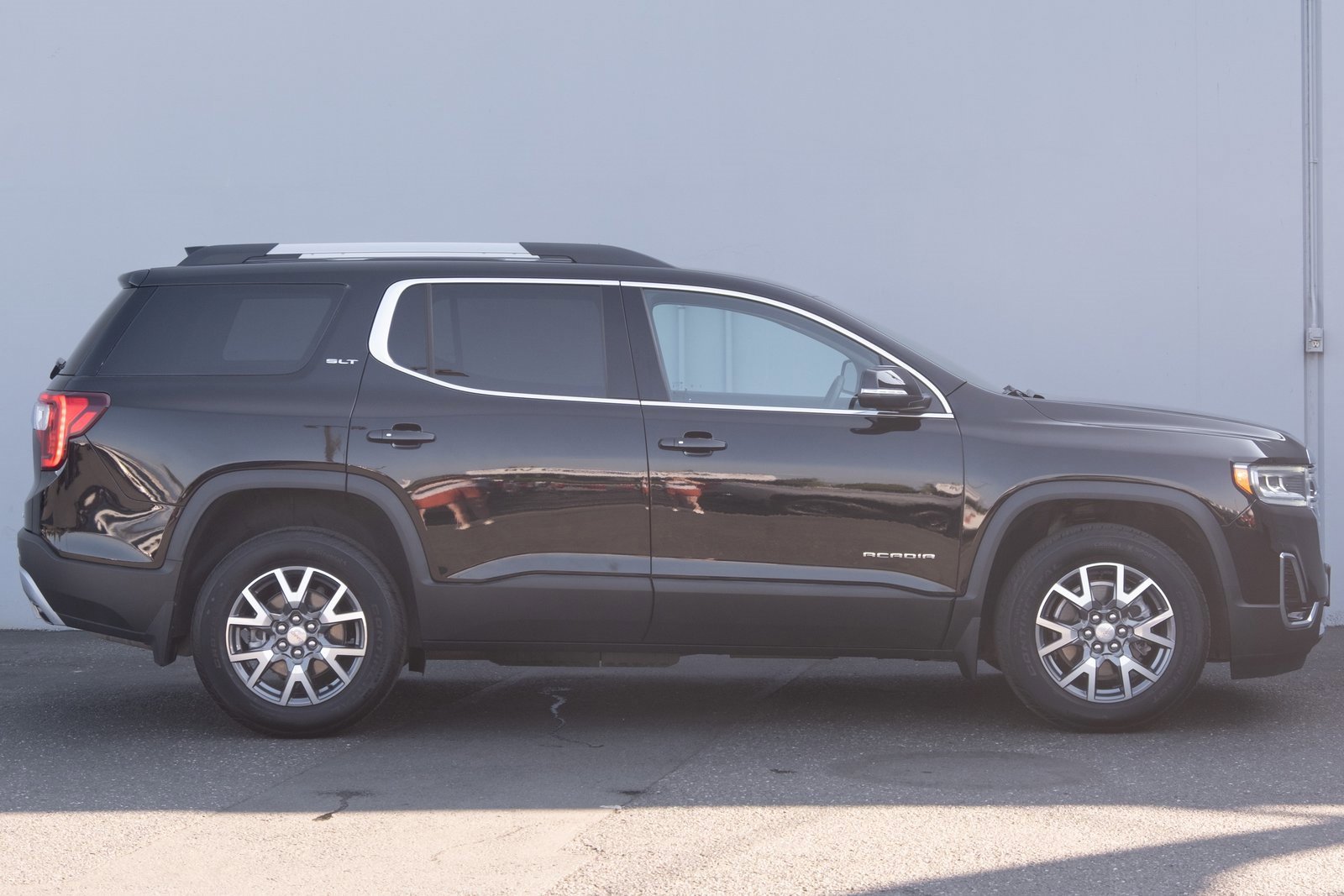 Used 2023 GMC Acadia SLT image 29