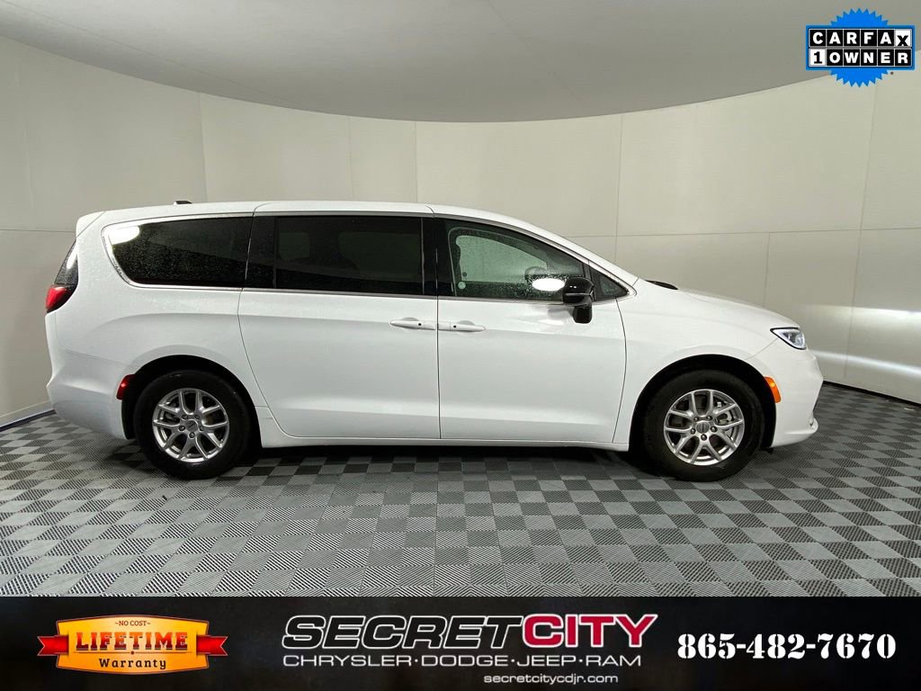 Used 2024 Chrysler Pacifica Touring-L image 8