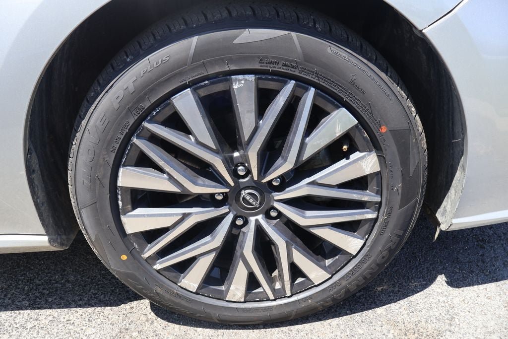 Used 2024 Nissan Altima 2.5 SV FWD image 14