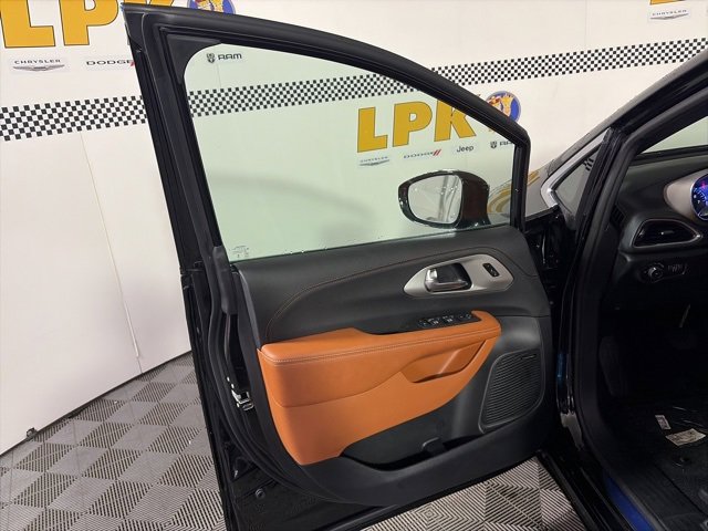 New 2026 Chrysler Pacifica Pinnacle image 19