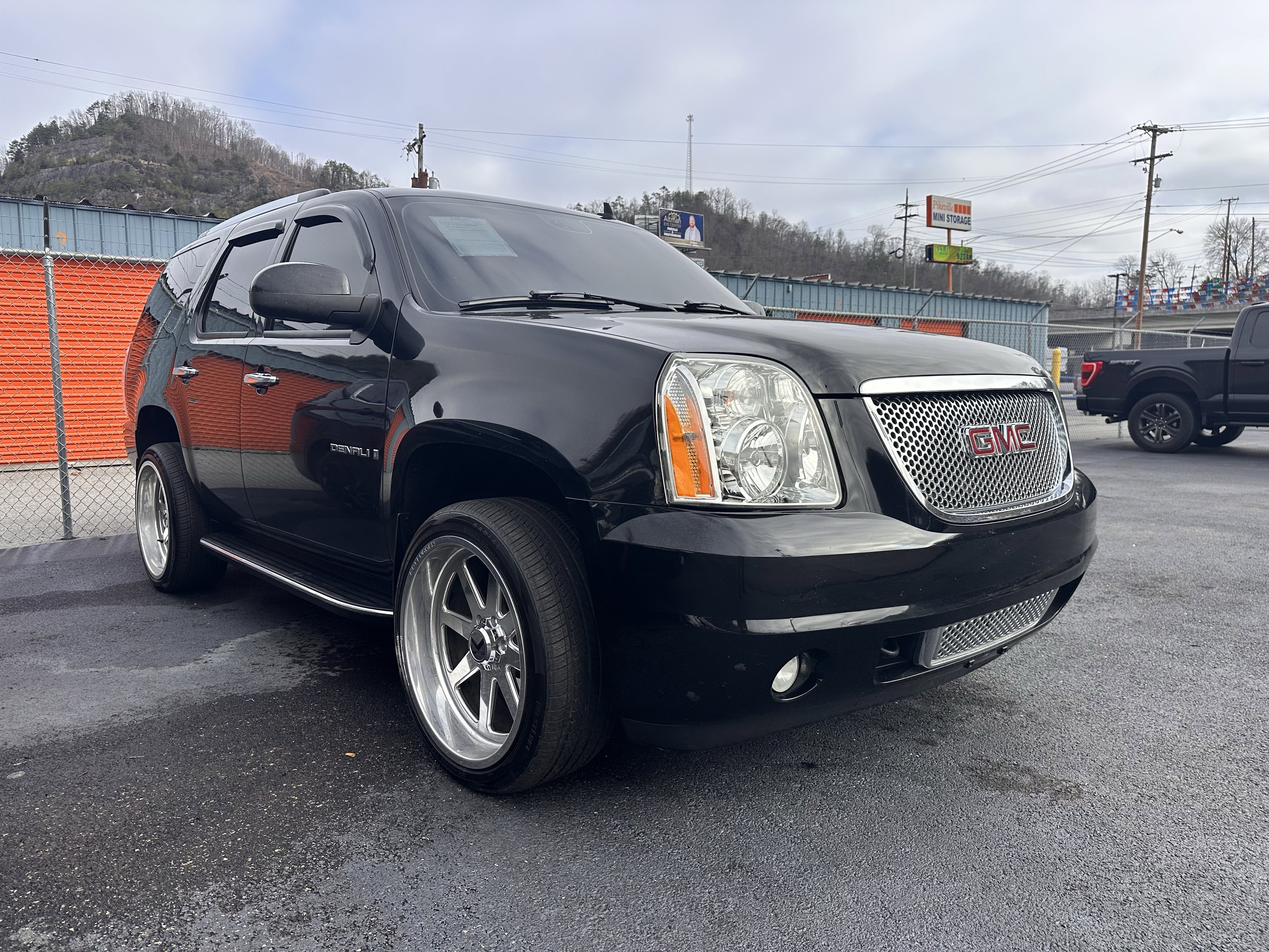 Used 2007 GMC Yukon Denali image 2
