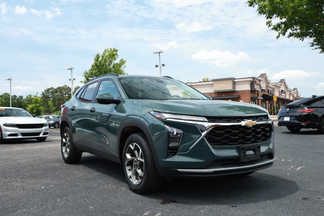 Used 2025 Chevrolet Trax LT FWD image 3