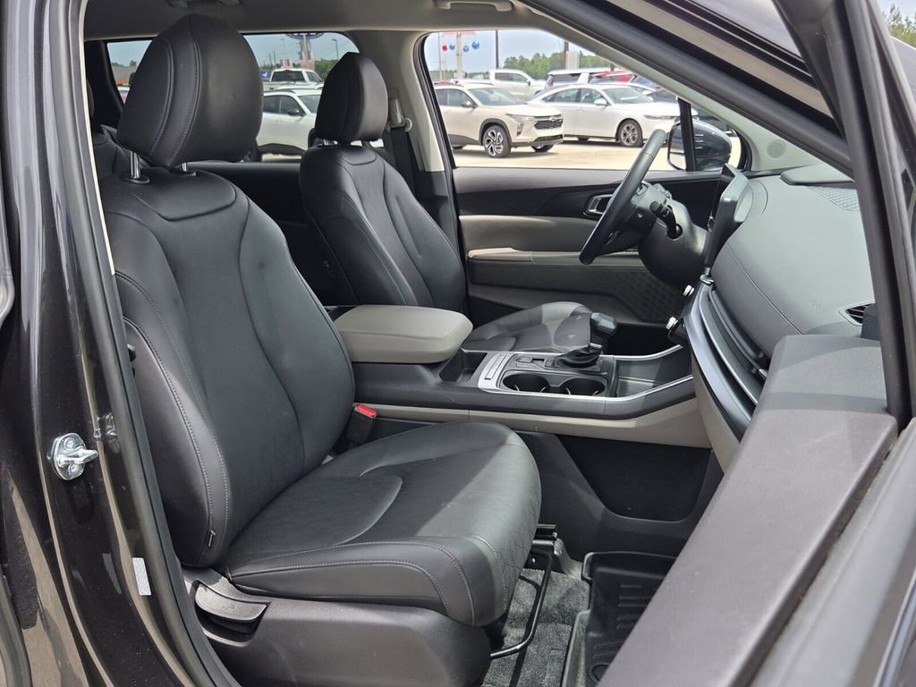 Used 2025 Kia Carnival FWD image 18