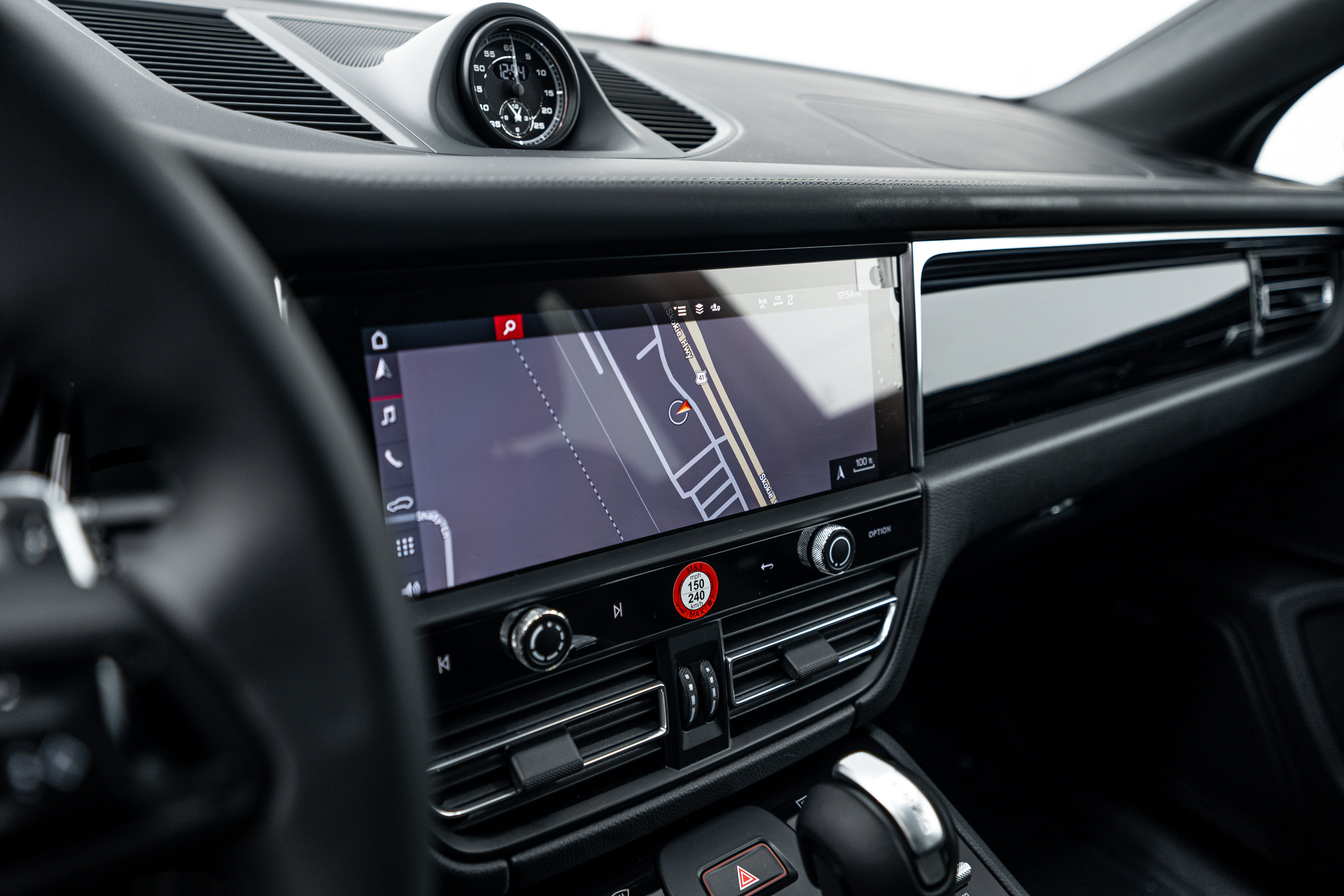 Certified 2026 Porsche Macan AWD/4WD image 16