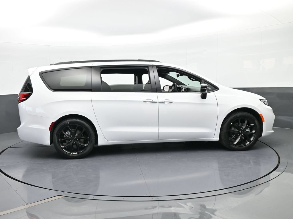 New 2026 Chrysler Pacifica Select w/ S Appearance Package FWD image 7