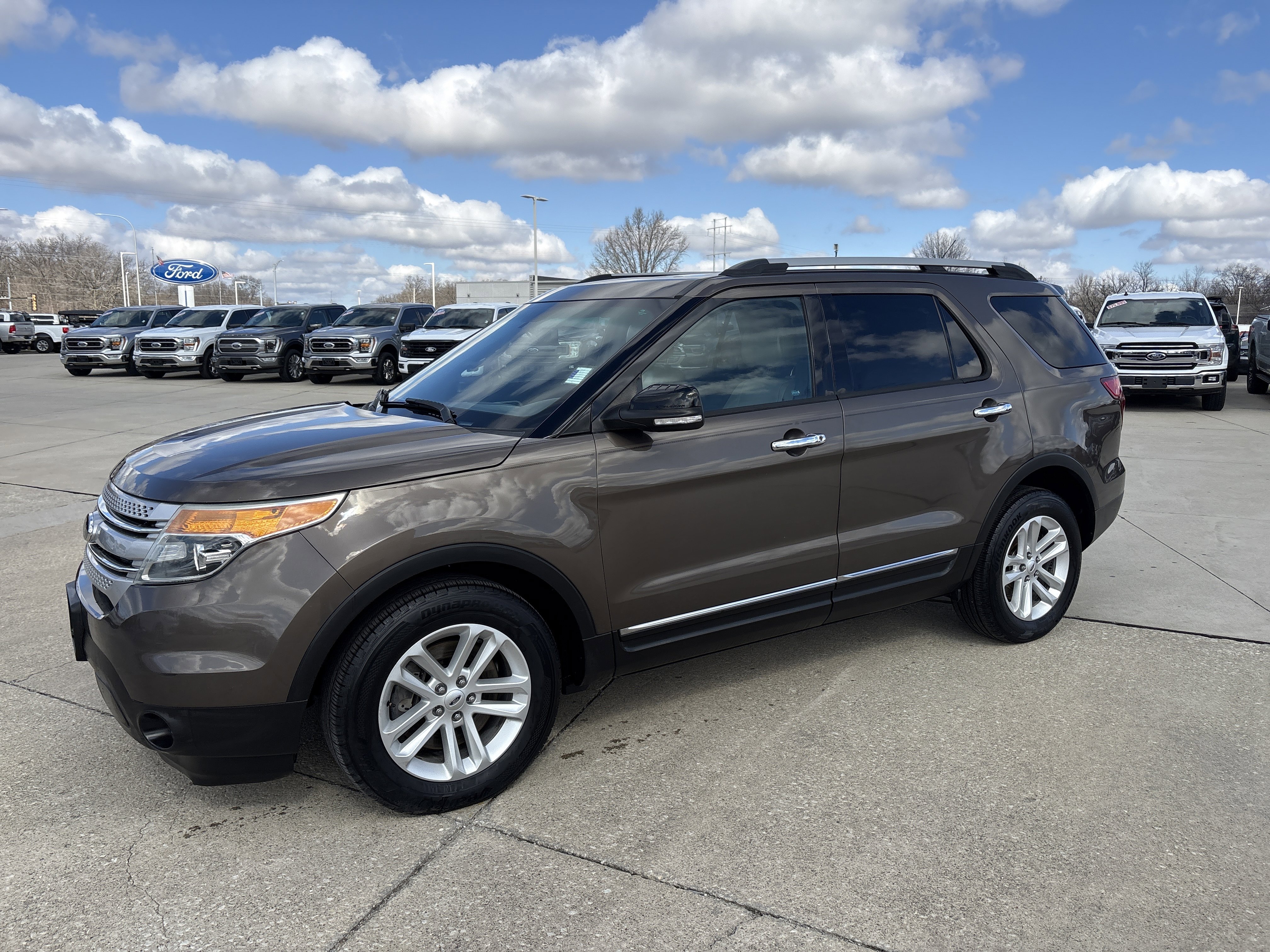 Used 2015 Ford Explorer XLT w/ Equipment Group 202A FWD image 3